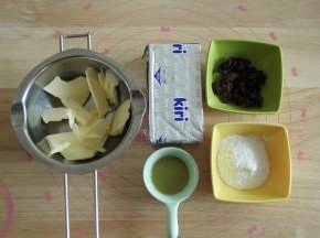 冷凉期间准备夹馅材料。黄油和奶酪提前切出软化。