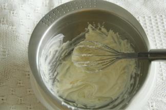 奶酪放入盆中，隔热水搅打成顺滑糊状，加入B糖粉和香草精，继续搅打均匀（可以用电动打蛋器操作）。然后将黄油打发至顺滑蓬松状态，倒回搅打好的奶酪糊中，转低速搅打混合均匀即可！夹馅就完成了。