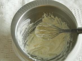 奶酪放入盆中，隔热水搅打成顺滑糊状，加入B糖粉和香草精，继续搅打均匀（可以用电动打蛋器操作）。然后将黄油打发至顺滑蓬松状态，倒回搅打好的奶酪糊中，转低速搅打混合均匀即可！夹馅就完成了。