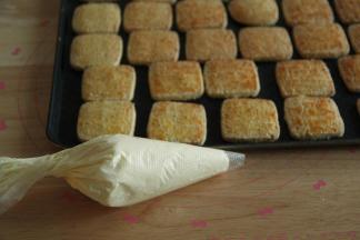 冷凉好的饼干，装入裱花袋的夹馅。
