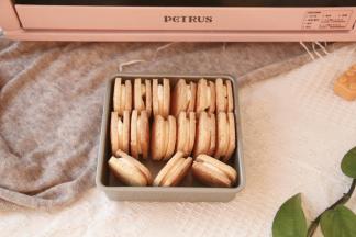 然后将另一面饼干轻轻按压到奶酪霜上，略微按扁，让夹馅尽量铺满两片饼干的缝隙。全部操作完，密封冷藏一天后食用，口感更佳！