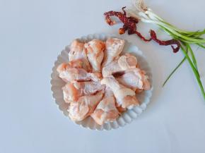 准备鸡腿、干辣椒、香葱。