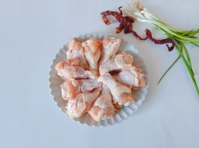 准备鸡腿、干辣椒、香葱。