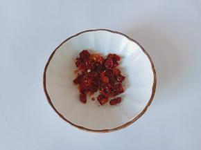 干辣椒放水里浸泡五分钟，再切成小段。