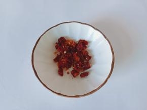 干辣椒放水里浸泡五分钟，再切成小段。