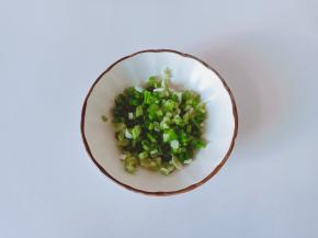 小香葱洗净切小段。