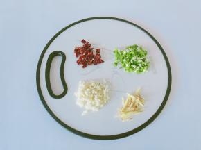 葱姜蒜、干辣椒切好备用。