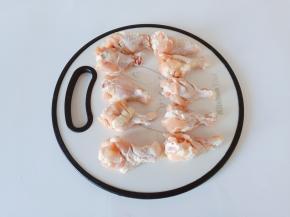 鸡腿正反两面各划上花刀便于入味。