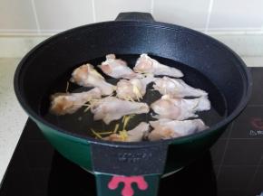 开大火开始焯水。