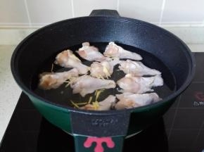 开大火开始焯水。