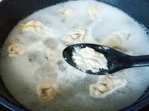 焯水期间把浮沫撇去，焯好水的鸡腿捞出洗净备用。