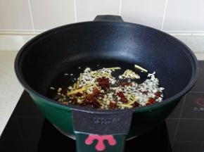 热锅凉油放入葱姜末，干辣椒段爆香。