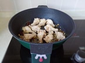 放鸡腿翻炒至两面微黄。