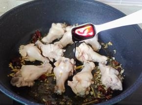 加入老抽两勺调色。