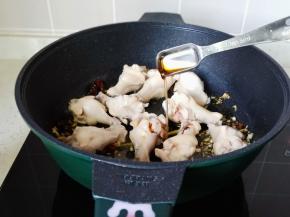 加入一勺料酒。