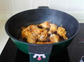 将调味料翻炒均匀。