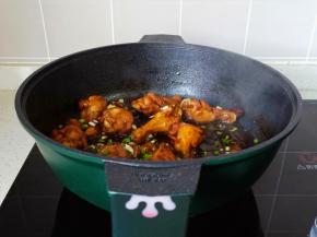 汤汁差不多时加半勺盐调味，大火收汁，撒上葱花即可出锅。