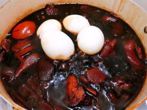 加入鸡蛋继续小火煮15分钟关火