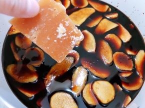 加入黄片糖煮开