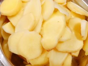 生姜去皮切成厚片