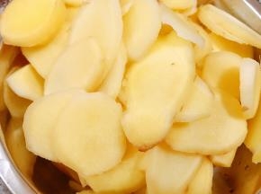生姜去皮切成厚片
