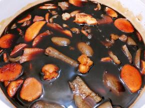 再放入炒好的猪蹄和猪皮。大火煮开后转小火慢慢煲40分钟，同时另用一个锅把鸡蛋煮熟过凉水后剥去蛋壳