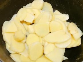 同样放入锅里加入1小勺盐把水份炒干