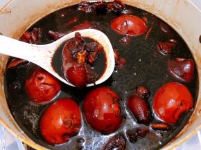 关火后先把盖子打开以免水蒸气进去了容易坏，等凉透再盖上锅盖放一晚入味