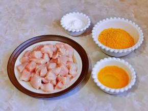 准备食材鸡胸肉洗净切小块，鸡蛋磕碗中打散。