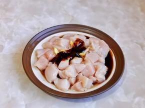 加入切好的姜丝，料酒，酱油，蚝油。