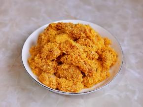 依次裹好的鸡肉块。