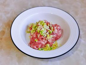 加入切好的葱姜蒜末。