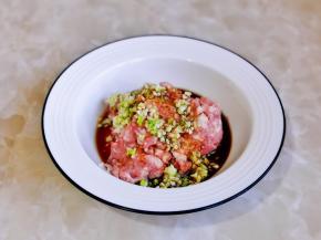 加入料酒，酱油，十三香拌均匀。