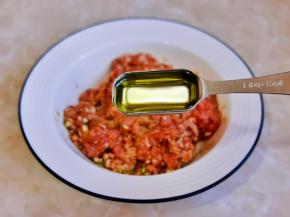 最后淋入一勺食用油。