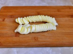 日本豆腐去掉外包装切薄片。