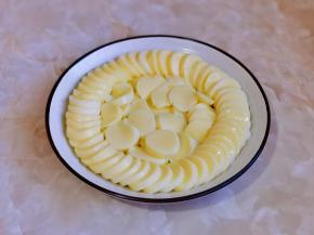 切好的豆腐摆盘，如图所示。