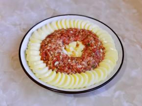 肉糜盛入豆腐的外围一圈，中间留出空隙。