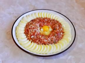 磕入一枚鹌鹑蛋。