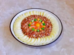 加入切碎的虾仁时蔬。