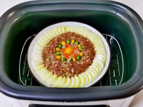 多功能锅中加水放入蒸屉。