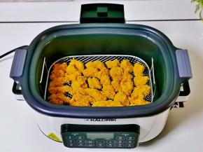 将鸡肉块放入空气炸锅的炸网上。