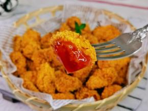 我要开动咯，蘸上番茄酱简直太美味了。