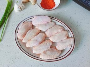 准备鸡翅、辣椒粉、葱姜蒜。
