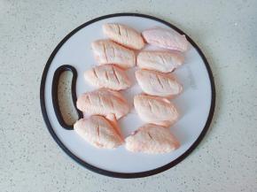 鸡翅洗净，正反两面切上花刀便于入味。