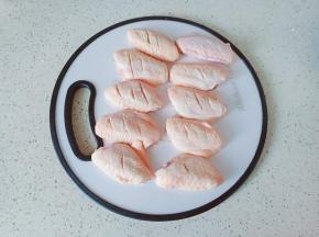 鸡翅洗净，正反两面切上花刀便于入味。