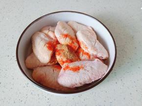 加上辣椒粉【不爱吃辣的可以不加辣椒粉】