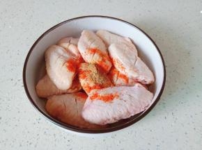 加上辣椒粉【不爱吃辣的可以不加辣椒粉】