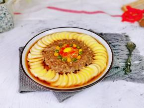 淋上一勺生抽，几滴芝麻油，撒上切碎的红辣椒即可食用。