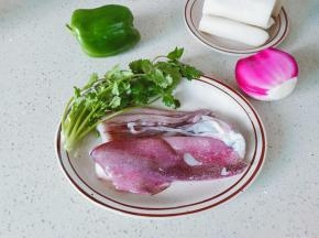 准备鱿鱼，洋葱，灯椒，年糕。