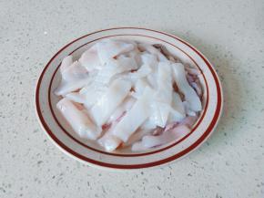 把鱿鱼的黑膜撕去，切成十字花刀。